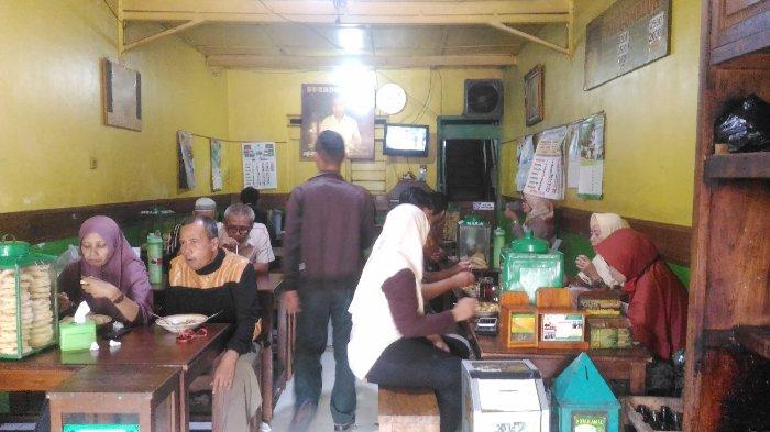 Tahu Kupat Pak Gombloh, di Jalan Perintis Kemerdekaan No. 62 Solo, Jawa Tengah, Senin (22/4/2019).