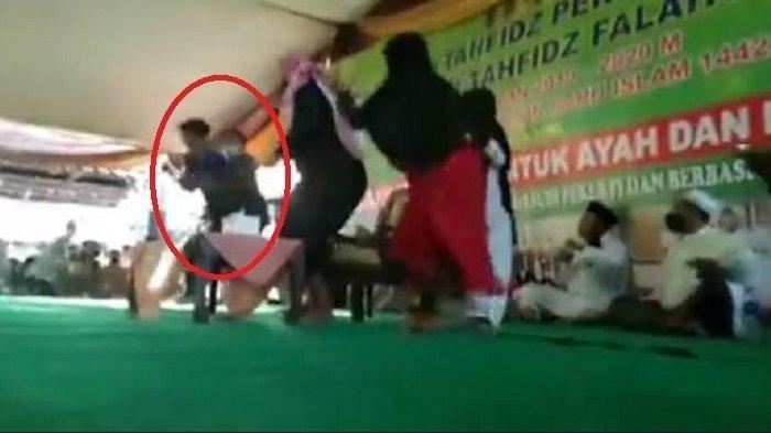 Tangkapan layar Syekh Ali Jaber ditusuk orang tak dikenal.