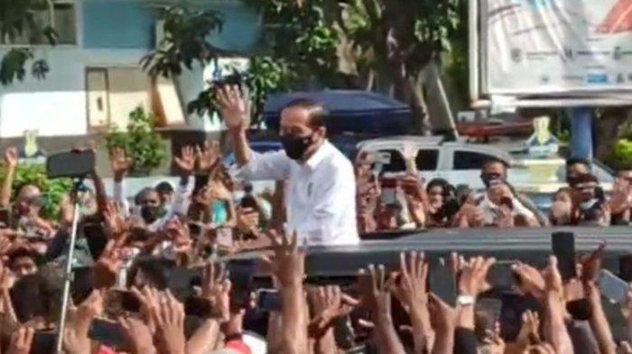 Tangkapan layar video kerumunan warga sambut kedatangan Presiden Joko Widodo di Maumere, NTT, yang beredar di media sosial.