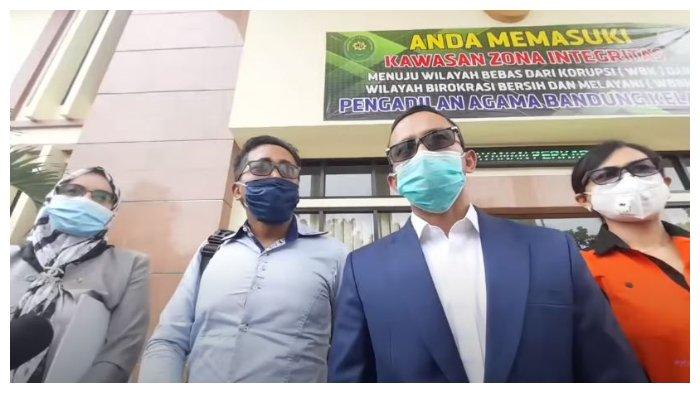Teddy Pardiyana bersama kuasa hukumnya menjawab sejumlah harta yang sebelumnya dipertanyakan oleh Rizky Febian, Selasa (5/1/2021).
