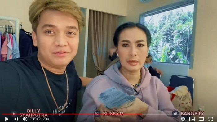 Terakhir, Billy Syahputra meminjam pedangdut berkumis tipis, Iis Dahlia.
