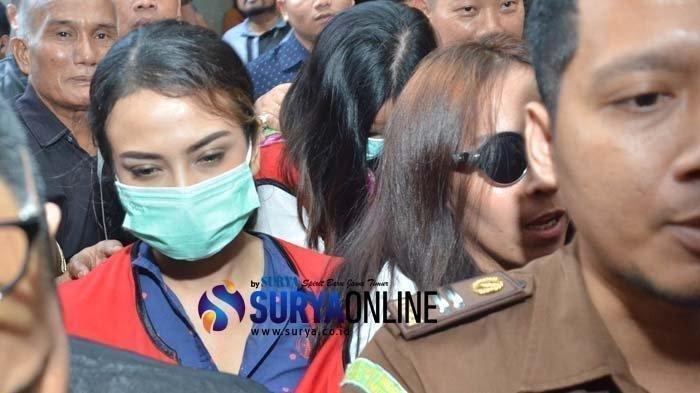 Tersangka kasus penyebaran foto dan video Vanessa Angel hadir menemani dua mucikari Endang Suhartini alias Siska dan Tentri Novanta dalam sidang lanjutan dengan agenda mendengarkan keterangan saksi di PN Surabaya, Senin (1/4/2019).