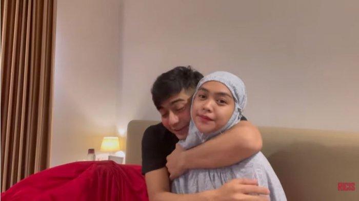 Teuku Ryan memeluk Ria Ricis saat baru dibangunkan dari tidur di pagi hari. (Capture YouTube Ricis Official)