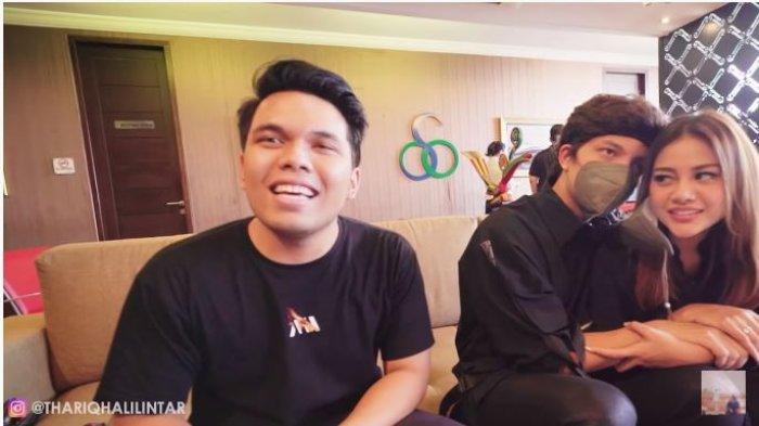 Thariq Halilintar saat mengantar Atta Halilintar dan Aurel Hermansyah yang akan berangkat bulan madu ke Bali, Sabtu (10/4/2021).