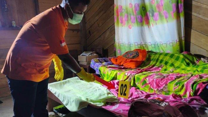 Tim identifikasi Satreskrim Polres Aceh Timur, melakukan identifikasi dan olah TKP, lokasi penemuan dua mayat wanita di sebuah rumah di Dusun Jati, Desa Simpang Jernih, Kecamatan Simpang Jernih, Aceh Timur, Senin (15/2/2021).