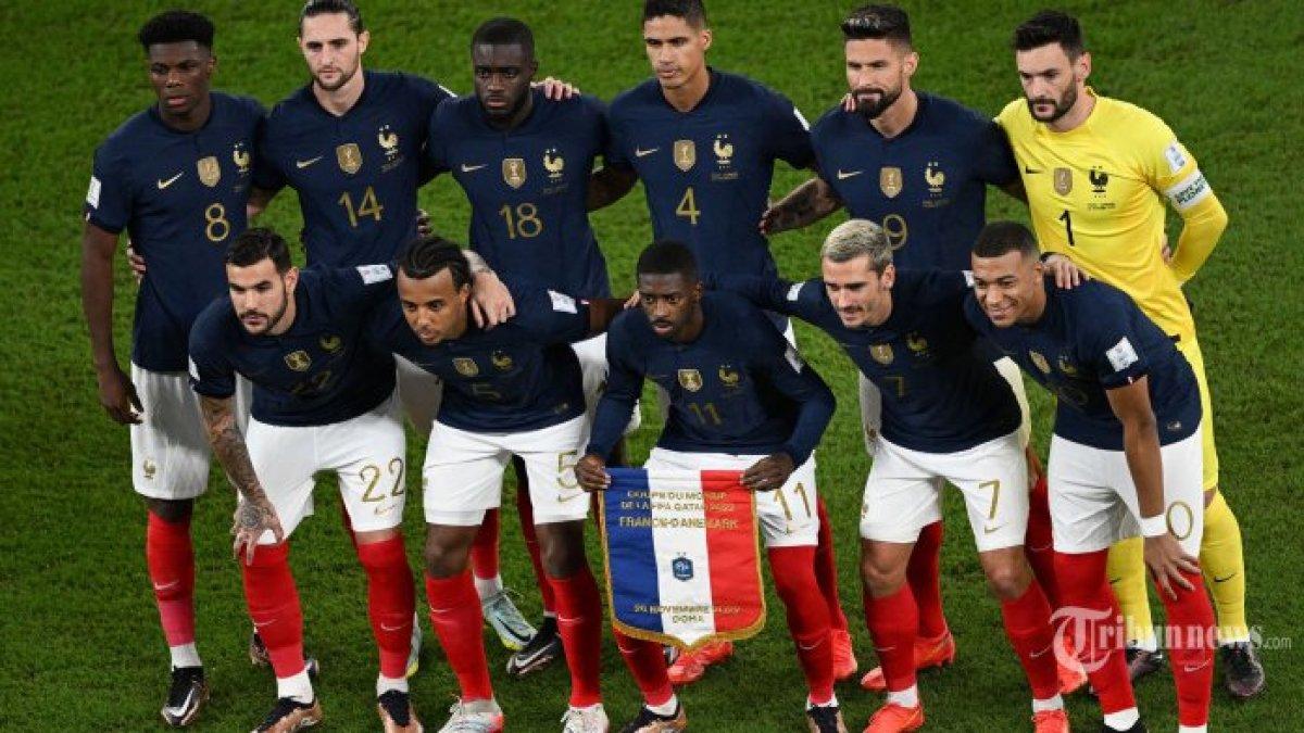 (Belakang dari kiri) Gelandang Timnas Prancis, #08 Aurelien Tchouameni, gelandang Timnas Prancis, #14 Adrien Rabiot, bek Timnas Prancis, #18 Dayot Upamecano, bek Timnas Prancis, #04 Raphael Varane, penyerang Timnas Prancis, #09 Olivier Giroud, penjaga gawang Timnas Prancis, #01 Hugo Lloris, (depan dari kiri) bek Timnas Prancis, #22 Theo Hernandez, bek Timnas Prancis, #05 Jules Kounde, penyerang Timnas Prancis, #11 Ousmane Dembele, penyerang Timnas Prancis, #07 Antoine Griezmann, penyerang Timnas Prancis, #10 Kylian Mbappe berpose untuk foto tim dalam laga sepak bola Grup D Piala Dunia 2022 Qatar antara Prancis melawan Denmark di Stadion 974, di Doha, Qatar, Sabtu (26/11/2022) waktu setempat. AFP/ANNE-CHRISTINE POUJOULAT