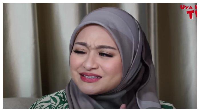 Istri komedian Sule, Nathalie Holscher, dalam kanal YouTube UYA KUYA TV, Senin (20/6/2022). Nathalie menangis saat berikan tanggapan soal curhatan Putri Delina yang viral.