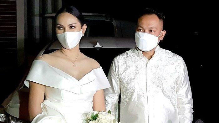 Vicky Prasetyo melamar Kalina Oktarani di rumahnya, Perumahan Kemang Pratama Regensi, Bekasi, Jawa Barat, Minggu (24/1/2021) sore.