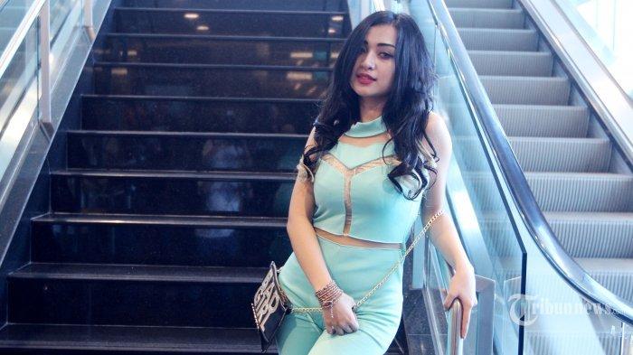 Penyanyi Cupi Cupita saat ditemui pada acara konferensi pers Anugerah Dangdut Indonesia 2016 di Gedung MNCTV, Kebon Jeruk, Jakarta Barat, Selasa (29/11/2016).