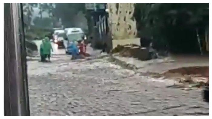 Viral video pengendara motor terjatuh saat terjang banjir di Semarang