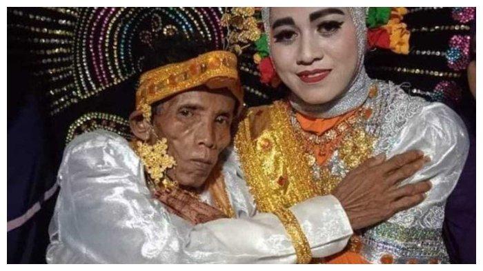 Viral pernikahan Bora (58) dan sang istri, Ira Fazilah (19).