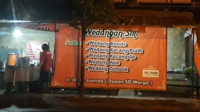 'Wedangan Sik' di Jalan Ir. H. Juanda, Sewu, Jebres atau tepat di depan SD Warga.